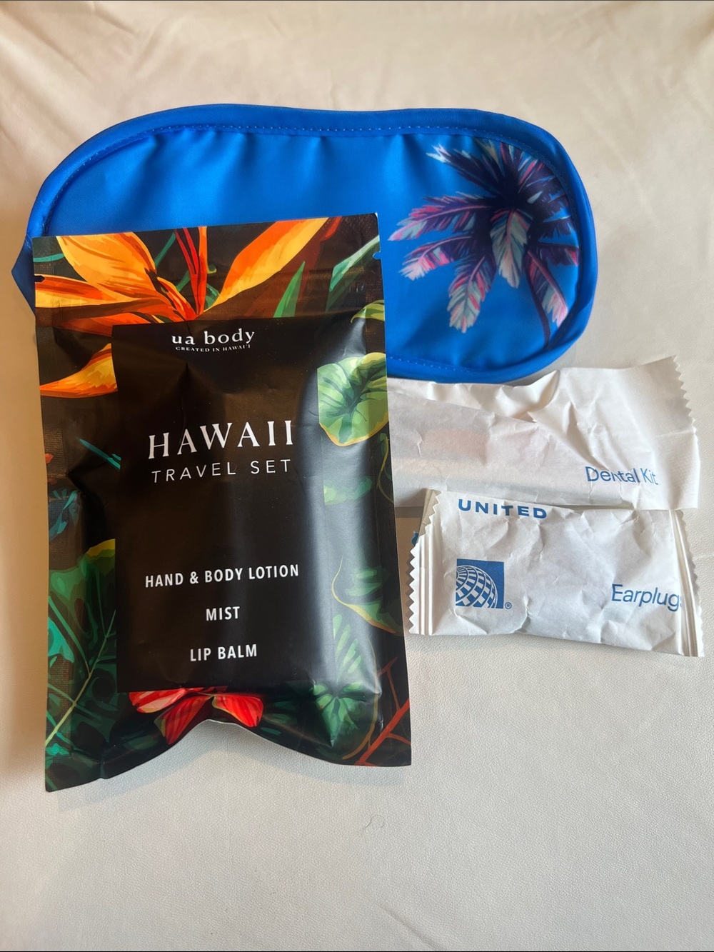 United Airlines Hawaii Amenity Kit with UA Body NWT pool - Picture 7 of 7